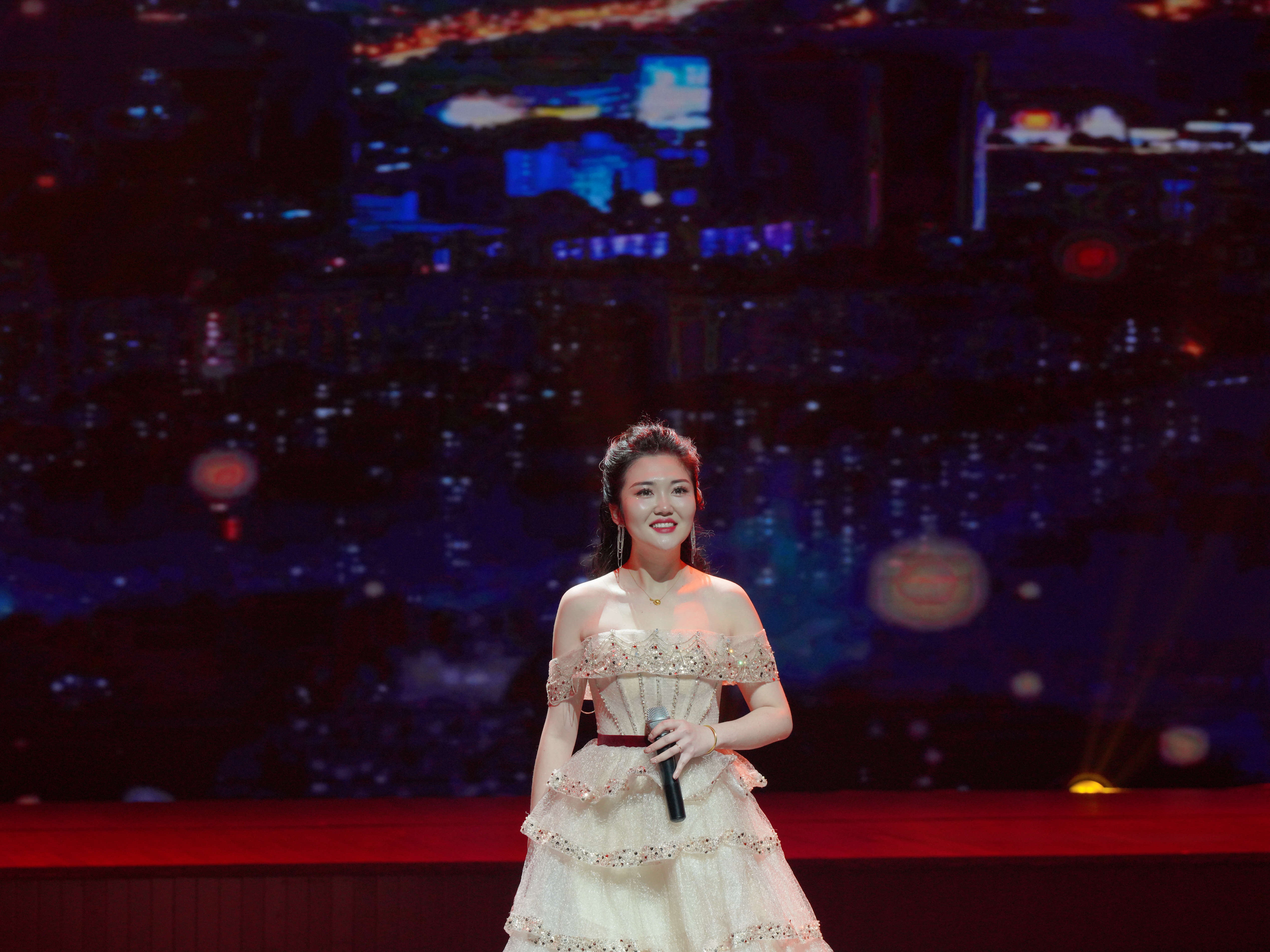 集团工会>山海香港 林琳 《这世界那么多人》二等奖港口股份 张露莎